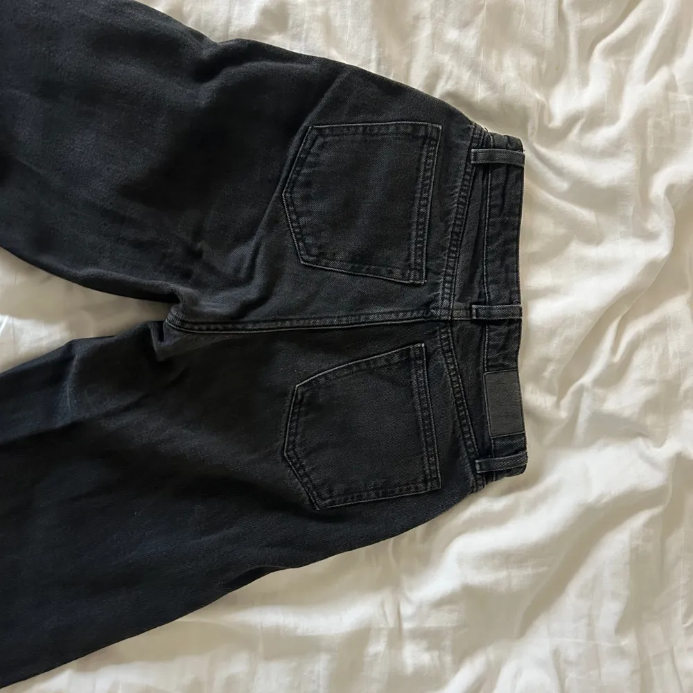 Midwaist, välanvända och färgen lite urtvättad men inte slitna i tyget, de är lite vidare i benen men är tighta längst upp. Jeans & Byxor.