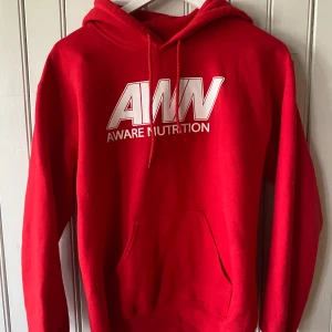 Aware Nutrition hoodie - Cool hoodie från Aware Nutrition i storlek S som inte finns att köpa längre (första bilden lånad). Några noppror på vissa ställen förekommer men absolut inget man tänker på. Nypris 499, säljer för 150kr eller prisförslag! ❤️ 