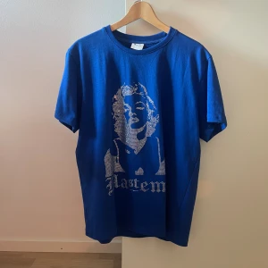 Masteme Tshirt  - Blå Masteme Rhinestone Tshirt i storlek Large. Säljs pga att den inte används längre. 