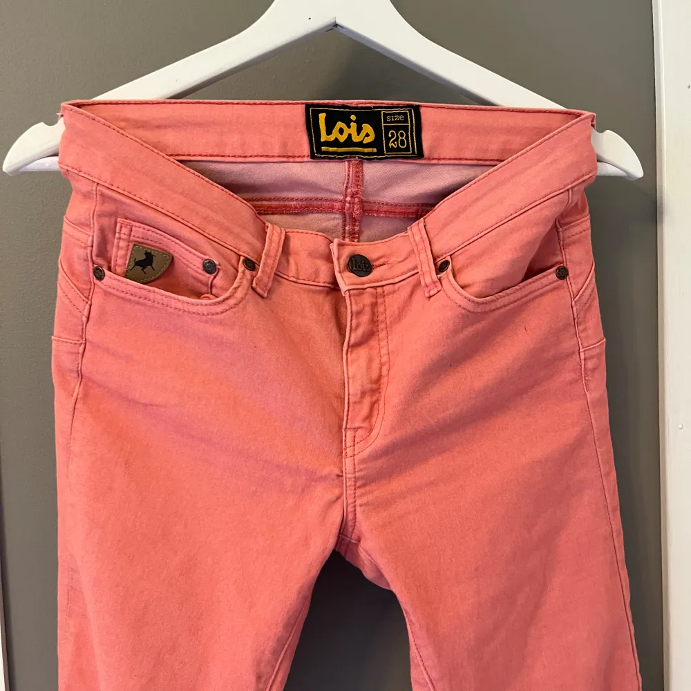 Super snygga röd rosa Lois jeans. Dem är super snygga och älskar hur dem sitter, säljer dem för att jag fick ett par likadana och vill då inte ha två par.. Jeans & Byxor.