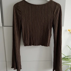 Topp från NAKD - Brun topp från NA-KD. Storlek Både snygg till fest som vardag 