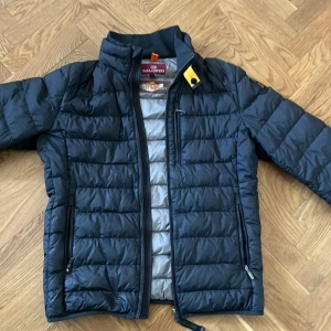 Parajumper super lightweight  - Tja. Jag säljer denna Parajumper jackan för att den inte passar längre. Ganska bra skick 9/10. Pris kan diskuteras.