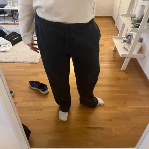 Mjukisbyxor  - Mjukisbyxor från lager 157. Är lite nopriga men annars är de inget fel på dem. I storlek L och är mörk blå. Kontakta för fler bilder och pris