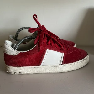 Valentino Flycrews - ALLA NITAR KVAR! Säljer dessa feta flycrews. Skick 8/10, finns spår av användning men mest innuti skon. Nypris ca 7000 kom gärna med frågor och funderingar! Kan gå ner i pris vid snabb affär😄 INGA BYTEN obs har tvättat mockan sedan bilderna togs.