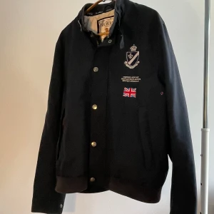 Morris Vår Jacka  - Morris jacka, som är perfekt till våren! Den är smått vattentät och lätt fodrad!  Pris kan diskuteras 