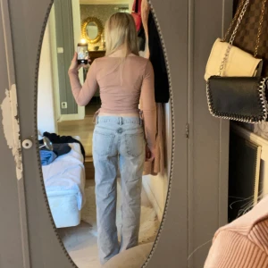 Jeans - Jeans från Gina tricot ”perfect jeans” storlek 32. Väl använda men fortfarande i fint nyskick. Ny pris: 500kr