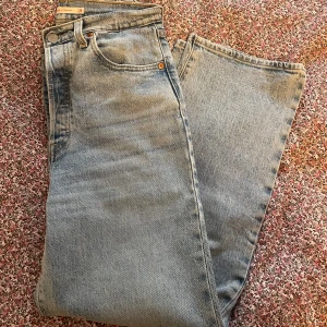 Levis jeans  - Perfekta färgen i modellen Ribcage  straight ankel storlek w28 L27, syns inte att dom är använda! Säljer pga dom tyvörr blivit för stora 💙