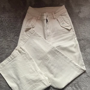 Ljusbeiga jeans  - Ljusbeiga jeans i nyskick säljs i storlek 36/S. Från kapphl, Köpt för 399kr säljer för 199kr Pris kan diskuteras vid snabb affär 😊