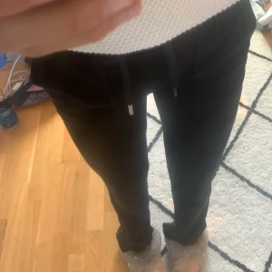 Säljer min underbara juicy byxor! - Säljer min jätte fina juicy byxor! En detalj på snöret har tyvärr ramlat av😞 men annars jätte bra skick! 💘