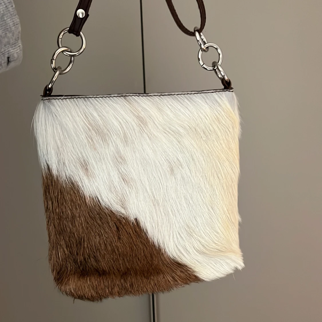 Gullig handväska i koskinn - 93