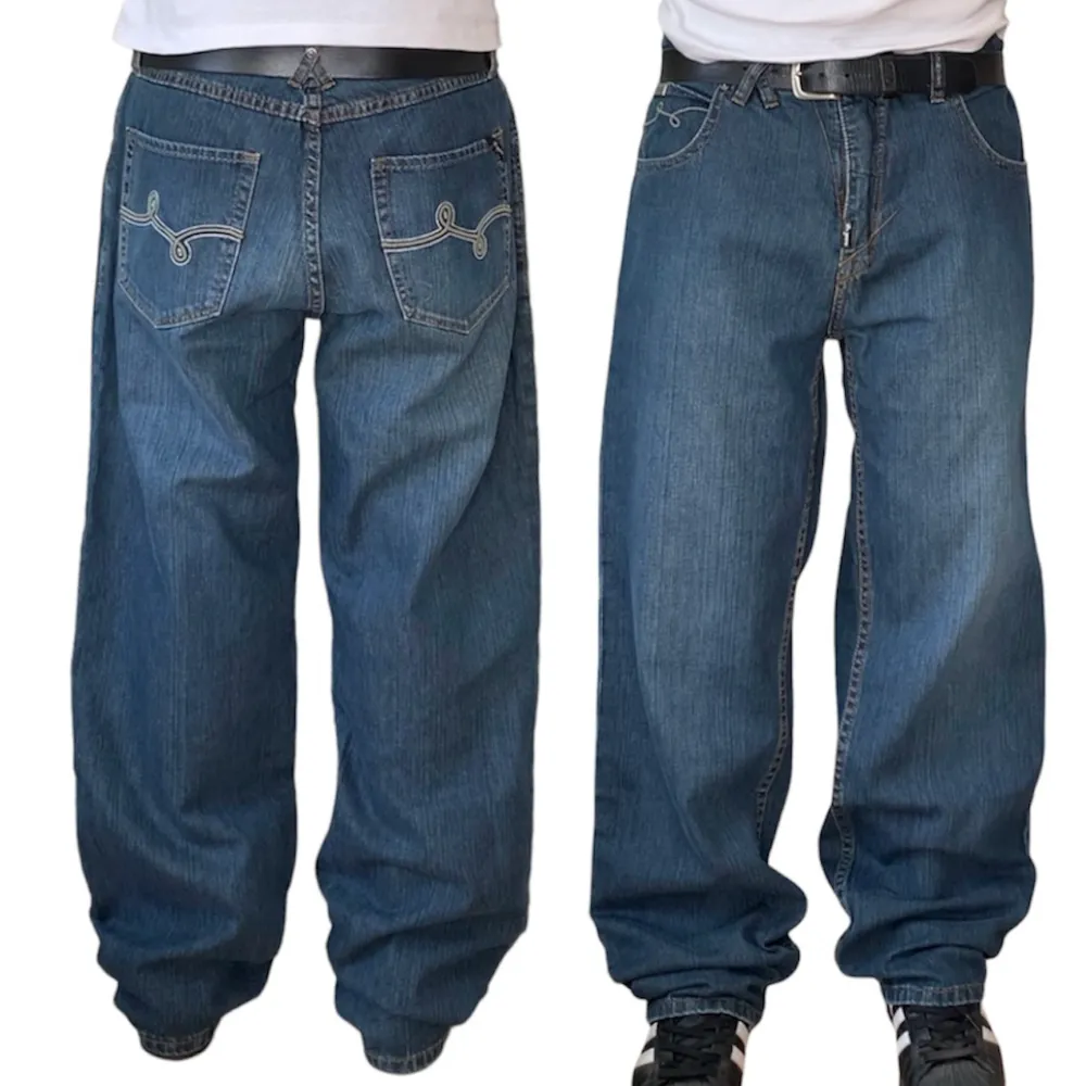 LRG Jeans, hittar ej storlek. Luktar rök. Jag på bilden är 180 cm. Mått: ytterbenslängd - 110 cm, midjemått - 45 cm, benöppning - 24 cm. Skriv för fler bilder och frågor! . Jeans & Byxor.