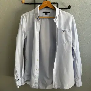 Säljer denna fräscha Gant skjorta som kommer va extremt snygg till sommaren. Står 170, sitter som XS. Skriv vid fundering! 