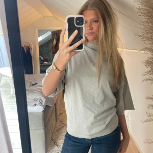 Trekvartsärmad t-shirt - Trekvartsärmad oversized t- shirt från zara, helt slutsåld. Enda använd en gång. 