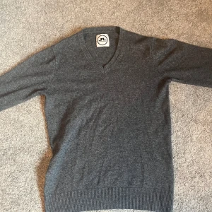 V ringad stickad tröja (J Lindeberg) stl:M  - V ringad stickad tröja ifrån J Lindeberg 