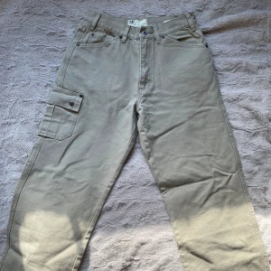 Cargopants - Super coola byxor från Caterpillar, jätte bra kvalitet och endast använda en gång, var dock för små för mig💕 Waist:31 Leg:32