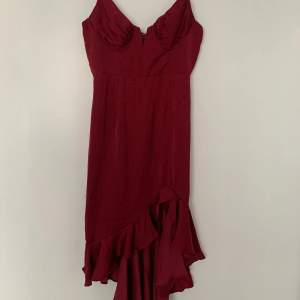 Jättefin vinröd klänning som går att ha till balen eller på finmiddag! Köpte från Australien (aldrig använd) Pris kan diskuteras 🫶🏻