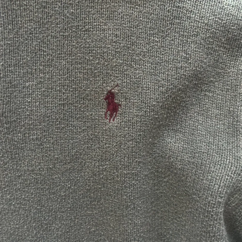 Ralph Lauren sweatshirt i bra skick, 8/10. Han på bilden är ca 175. Kan gå ner i pris vid smidig affär!🙌🏽. Tröjor & Koftor.