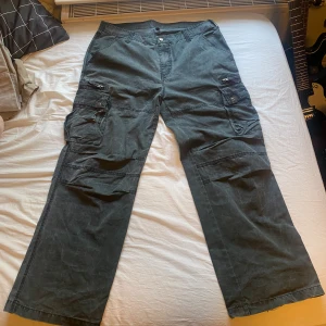 Baggy cargos - Sitter skit bra, baggy.   Hör av dig vid mer frågor!!