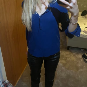 Blus - Jätte fin marinblå blus, väl använd men utan större defekter. Säljer då den inte kommer till användning längre.