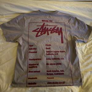 stussy t shirt, “wiki tee”, äkta, cropped lite, kommer med klistermärken, slutsåld på stussy hemsida. skriv för mer bilder eller frågor 