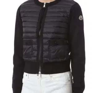 Hej! Jag har en superfin moncler cardigan jag vill sälja, den är använd en vår endast, och ser ut som ny ♡ kvitto finns även äkthetsbevis 