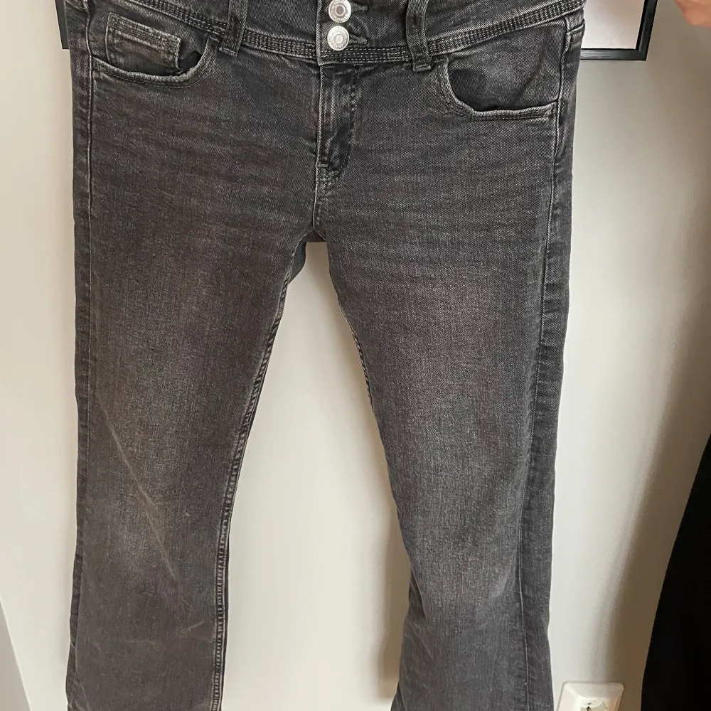 Hej, jag säljer dessa jeans eftersom att dem har blivit för små💘 Dem är i nyskick och är använda 3-4 gånger💘 Dem är i storlek 158💘 Kontakta mig vid intresse💘. Jeans & Byxor.