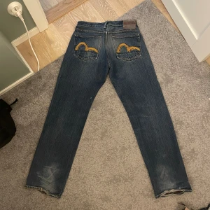 Evisu Jeans broderade - Finns ett litet hål i vänstra fickan men det har aldrig varit något problem för mig. Annars är de i bra skick. 