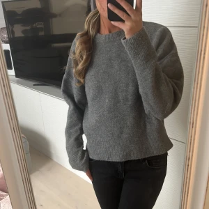 Grå stickad tröja  - Säljer denna grå stickade tröjan från zara i stl S.💕