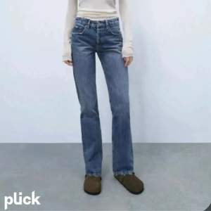 Raka midwaist jeans från Zara. Mycket bra skick. Säljer då dom har blivit för små för mig. 💕