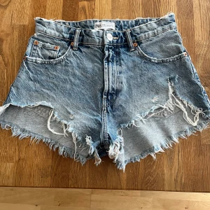 Jeansshorts  - Fina jeansshorts med slutningar🙌som tyvärr blivit försmå för mig. perfekta nu till sommaren💗 storlek 36 passar även 34