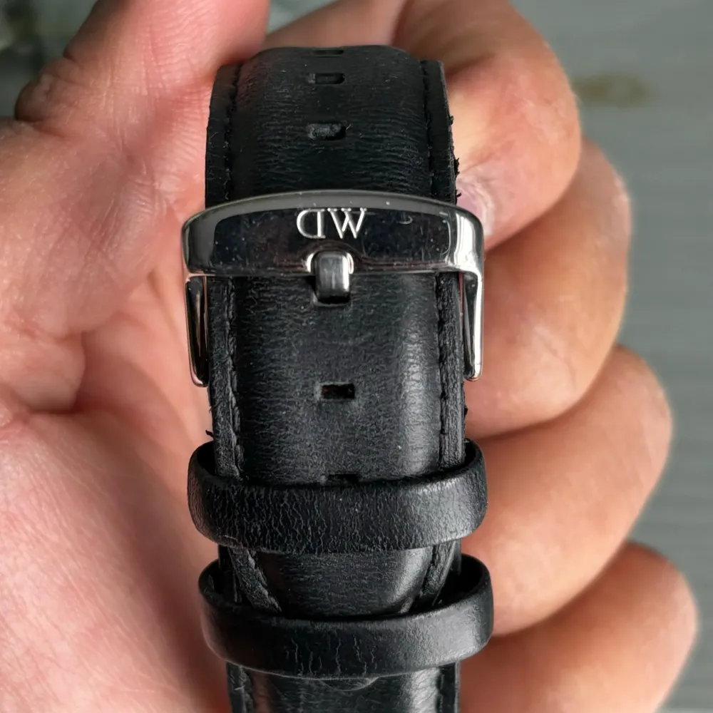 Nytt läderarmband från Daniel Wellington och klockan är från Ur & Penn. I mycket fint skick.. Asusteet.