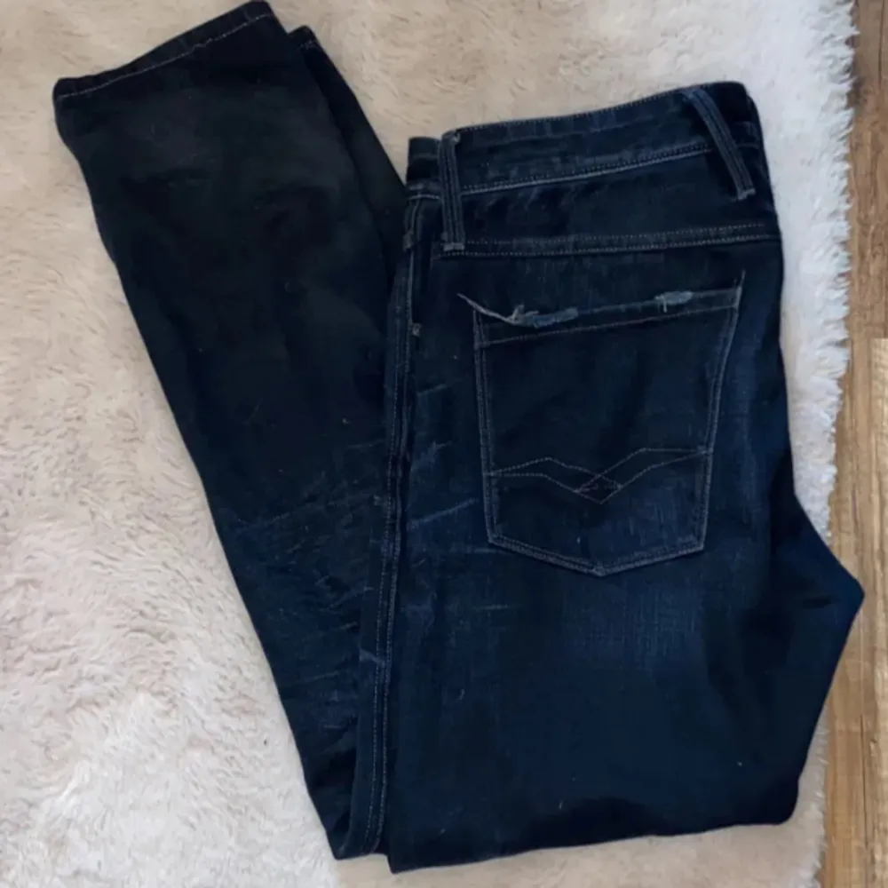 Svarta replay anbass jeans köpta för 1200 mitt pris 299kr🤪 ,storlek 32/32, Bara att ställa frågor🧐. Jeans & Byxor.