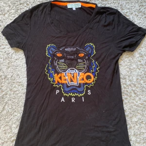 Kenzo t-shirt  - Super bekväm och mjuk svart KENZO t-shirt som lägger sig efter din kropp. Storleken är Xl men passar nästan alla storlekar, jag brukar ha S elle M och den är inte stor på mig utan bara stretchig.
