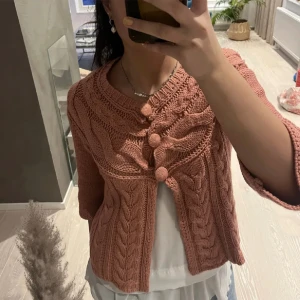 Stickad kofta  - Säljer denna jätte fina kofta med trekvartsärm. I bra skick. Köpt på plick. Lånade bilder skriv för egna 💕