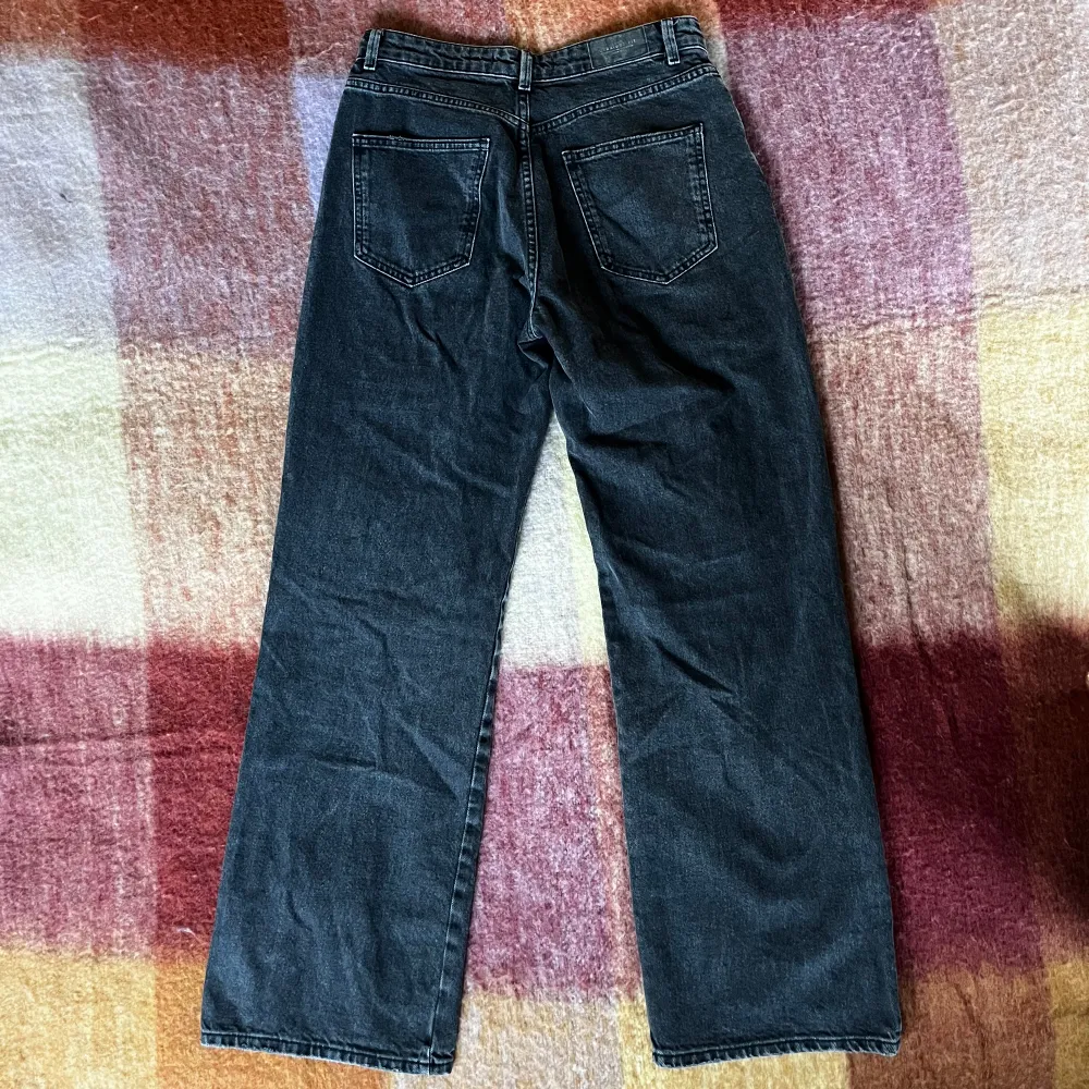 Ett par vida, grå jeans från Stradivarius i storlek 40 men skulle säga att de passar 38 bättre . Jeans & Byxor.