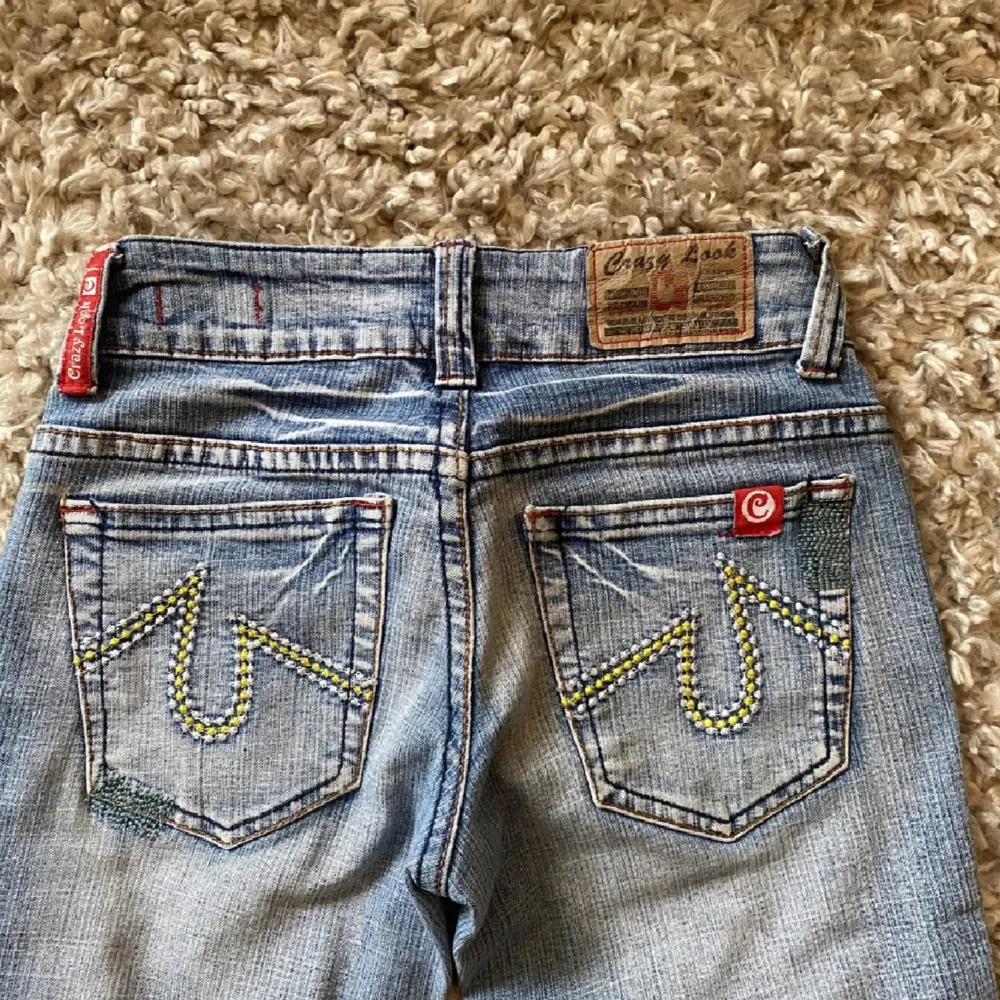 OBS! Dragkedjan på gylfen är trasig, alltså går den ej att stänga. Väldigt små jeans för övrigt som är köpta här på Plick :).. Jeans & Byxor.