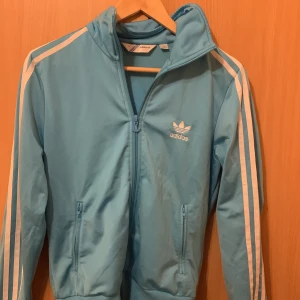 Adidas tröja  - Har vissa tecken på användning men i övrigt väldigt fin! 