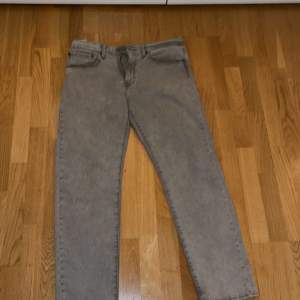 Riktigt snygga Levis Jeans i ljusgrå färg Skick - 10/10 Nypris - runt 1 000 kr