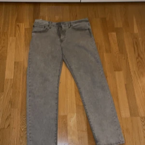 Levis Jeans - Riktigt snygga Levis Jeans i ljusgrå färg Skick - 10/10 Nypris - runt 1 000 kr