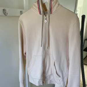 Moncler Maglia zip  - Säljer nu min moncler maglia kofta då jag inte har så mycket användning utav den. Storlen är L men passar S/M.  Vid frågor hör bara av er.  Priset är inte hugget i sten. 