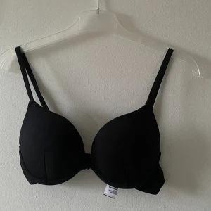 Svart bikiniöverdel - Bikiniöverdel från Cubus i storlek 34, enbart lite vadd i. Aldrig använd pga för liten. Verkligen jättefin på! 