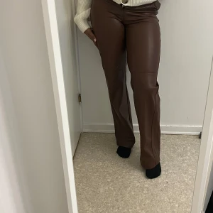 Bruna skinnbyxor  - Bruna skinnbyxor från Bershka strl XS passar dock en S