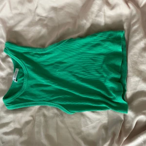 Grönt linne zara - Väldigt bra skick , använt fåtal gånger ,kroppad!!