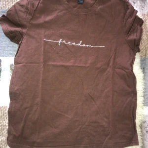 Brun T-shirt - Aldrig använd, storlek M