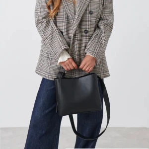 Väska  - Väska från Gina, använd vid 3 tillfällen!  