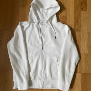 En otroligt snygg Ralph Lauren zip hoodie som är perfekt till vår och sommar. Väldigt bra skick, nypris 2100 mitt pris 549, pris kan diskuteras!