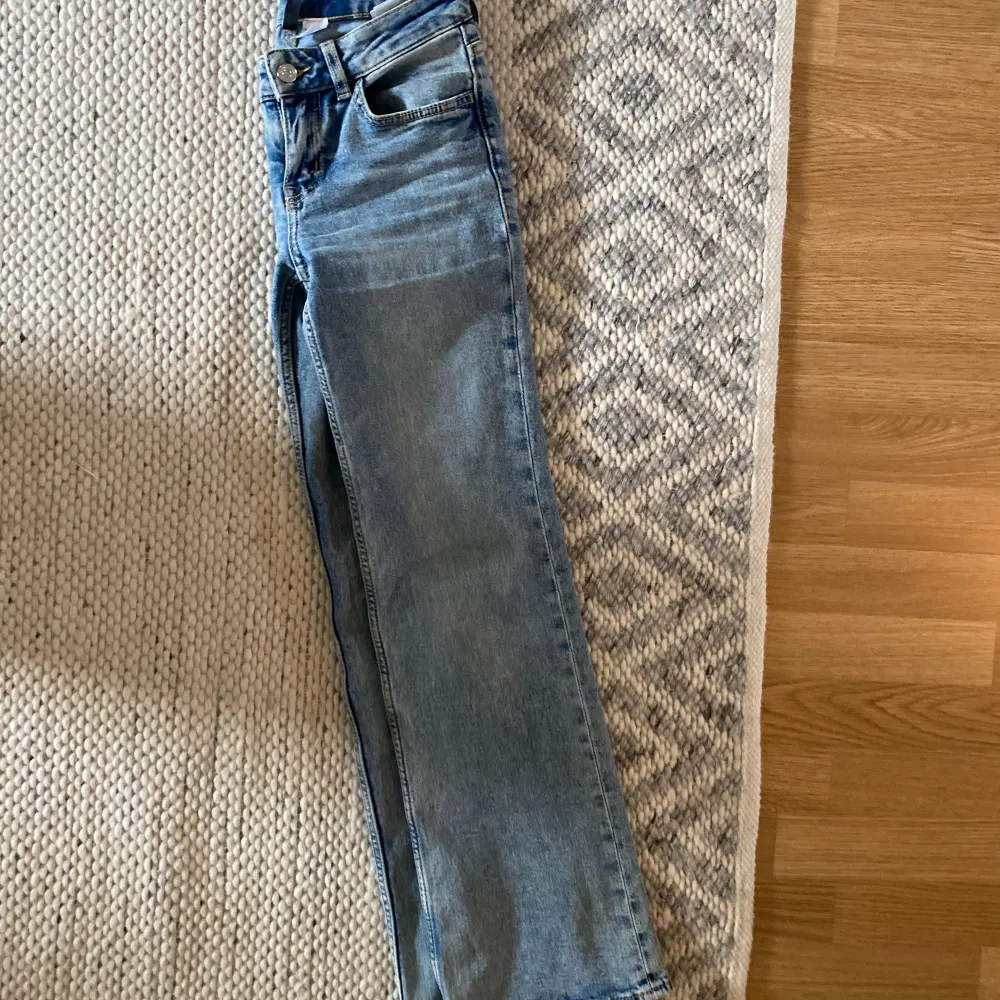 Superfina, bra skick, storlek 32, jag är 162 och de är långa på mig . Jeans & Byxor.