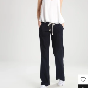 Roxy byxor  - Jag säljer mina svarta linnebyxor från Roxy  då de inte alls kommit till användning. De har inga defekter och är i storlek M. Fråga om fler bilder Köparen står för frakt 