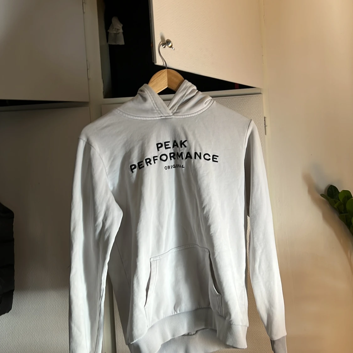 En vit peak performance hoodie