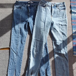 Jeans med slits fram - 2 par jeans med slits fram. Från nakd, strl 36